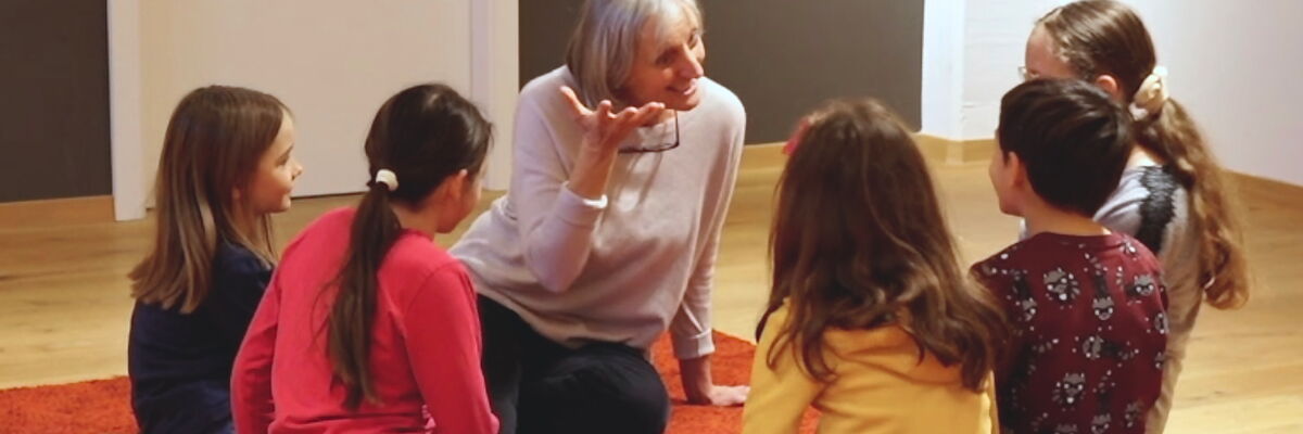 Kinder-elementar-am-Boden