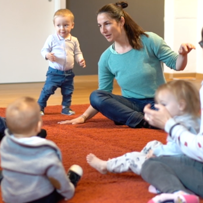 Praktikantin während der Ausbildung zur Gruppenleiterin nach der Music Learning Theory mit Kleinkindern und ihren Bezugspersonen
